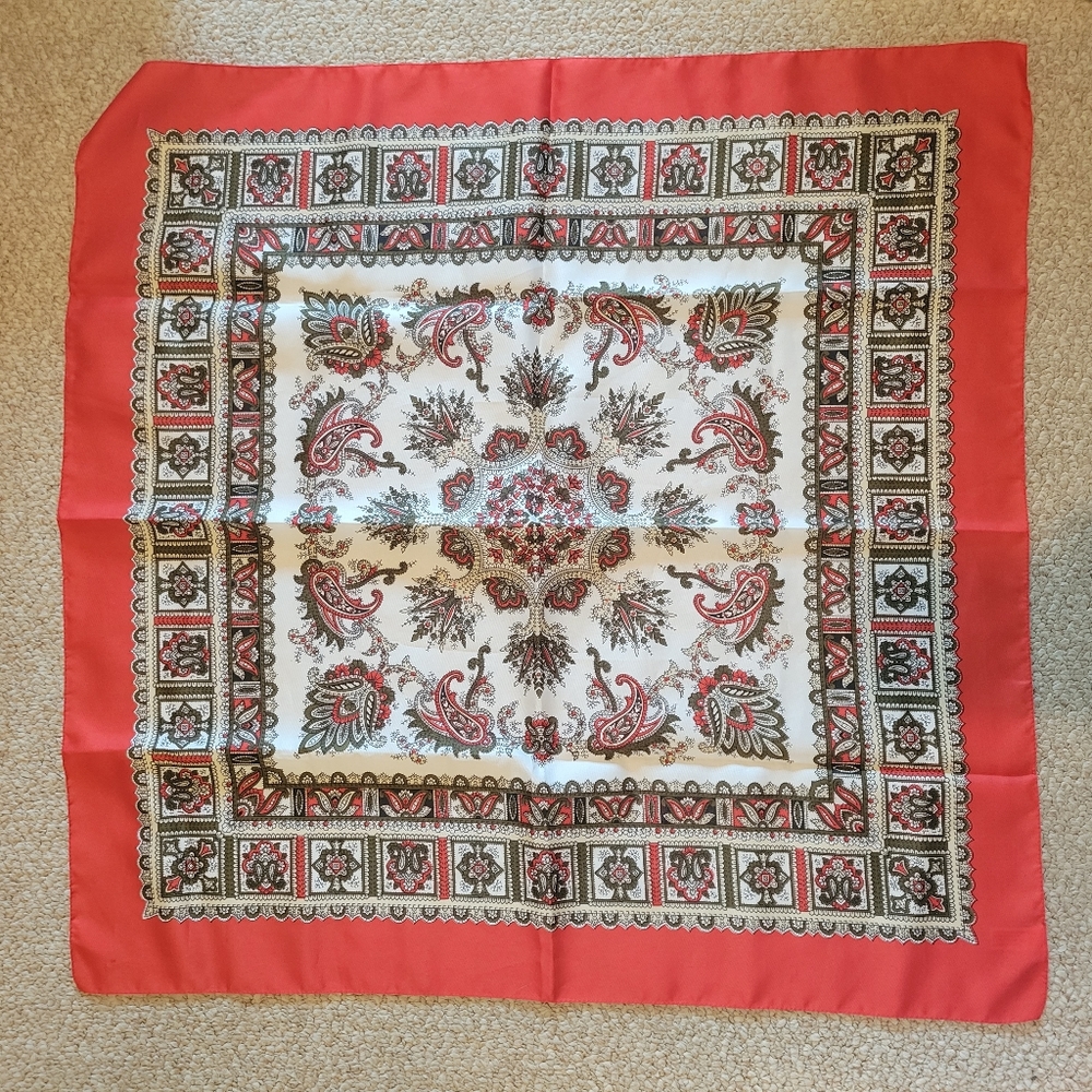 Vintage Italian Scarf & Leaf Scarf Clip ~ 1970s-1980s? ~ Pretty Paisley Pattern - Picture 2 of 16